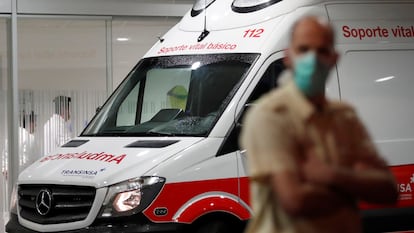 Llegada en ambulancia al Hospital Universitario Central de Asturias, en Oviedo, de uno de los primeros casos de coronavirus detectados en Asturias.