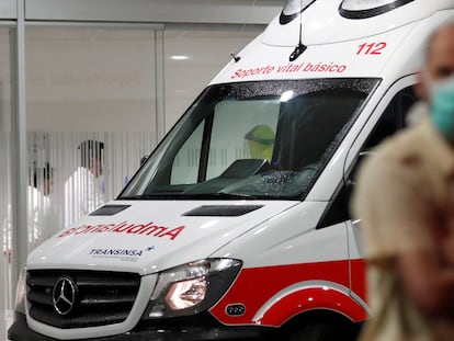 Llegada en ambulancia al Hospital Universitario Central de Asturias, en Oviedo, de uno de los primeros casos de coronavirus detectados en Asturias.