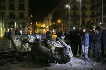 L'estàtua de Franco derrocada.