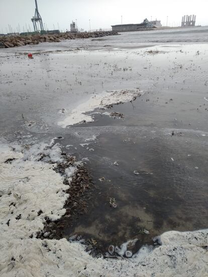 Emisario en la playa San Gabriel (Alicante), una de las que Ecologistas en Acción destaca como una de las más sucias.