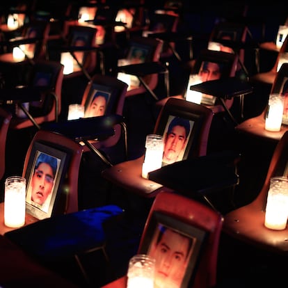MEX9565. TIXTLA (MÉXICO), 24/09/2024.- Fotografía de sillas con veladoras y fotos de los 43 desaparecidos, al interior la escuela normal rural de Ayotzinapa 'Raul Isidro Burgos', el 22 de septiembre de 2024, en el municipio de Tixtla, en el estado de Guerrero (México). En el décimo aniversario de la desaparición de los 43 normalistas de Ayotzinapa, EFE visita este martes la escuela para conocer cómo viven allí los actuales estudiantes, herederos de una lucha demasiado cercana para ser olvidada en un caso que conmocionó México y que sigue sin resolver. EFE/David Guzmán
