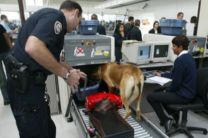 Agentes de seguridad revisan equipajes en el aeropuerto Charles de Gaulle, en Pars, en 2002.