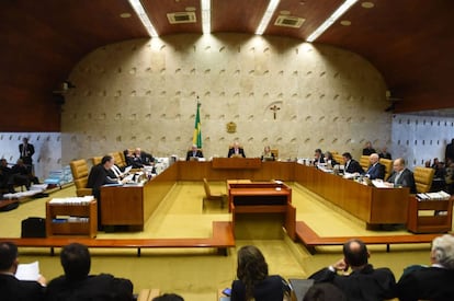 Brazil&#039;s Supreme Federal Tribunal (STF) during a session to discuss the impeachment of President Dilma Rousseff in Brasilia, on December 16, 2015. . AFP PHOTO/EVARISTO SA