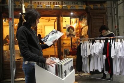 Una mujer mira unos discos de segunda mano, en Madrid.