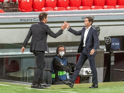 Simeone  y Marcelino se saludan durante el último Athletic-Atlético celebrado en San Mamés.