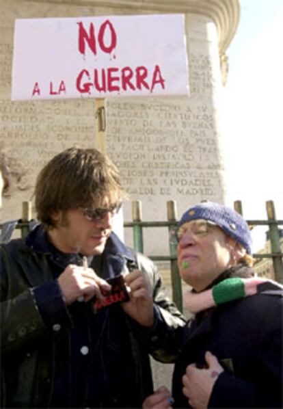 Intelectuales y artistas integrantes de la Plataforma Cultural contra la Guerra han recogido hoy firmas en la Puerta del Sol de Madrid contra un ataque militar en Irak. En la foto, Javier Bardem (izqda) con Paco Clavel.