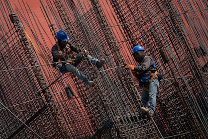 Trabajadores en la construcción de un edificio en la colonia Condesa (Ciudad de México), en diciembre de 2022.
