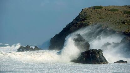 Fuertes olas, este lunes en la cala Sa Mesquida, en Mah&oacute;n (Menorca). 