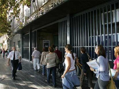 Un grupo de alumnos, ayer, frente a la puerta de la Escuela Oficial de Idiomas de Valencia.