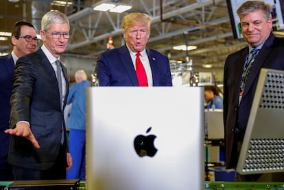 El consejero delegado de Apple, Tim Cook, con Donald Trump en unas instalaciones de la compañía en Austin (Texas), en 2019.