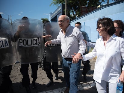 El periodista Carlos Fernando Chamorro, rodeado por agentes de policía en Managua el 15 de diciembre de 2018.