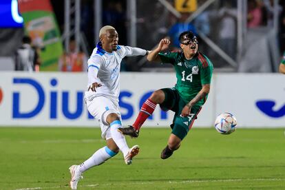 Deybi Flores de Honduras lucha por la posesión con Erick Sánchez de México durante el partido de ida de los cuartos de final de la Liga de Naciones de la Concacaf entre Honduras y México en el Estadio Nacional el 17 de noviembre de 2023 en Tegucigalpa, Honduras.