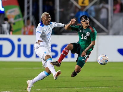 Deybi Flores de Honduras lucha por la posesión con Erick Sánchez de México durante el partido de ida de los cuartos de final de la Liga de Naciones de la Concacaf entre Honduras y México en el Estadio Nacional el 17 de noviembre de 2023 en Tegucigalpa, Honduras.