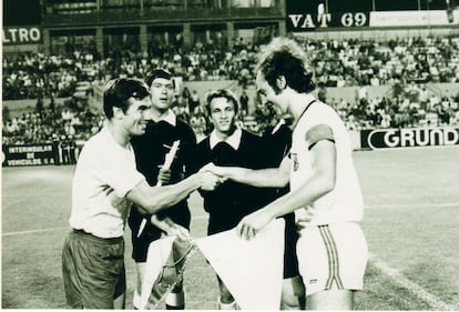 Tonono y Beckenbauer se saludan antes de un partido entre el Bayern de Munich y Las Palmas en 1972.