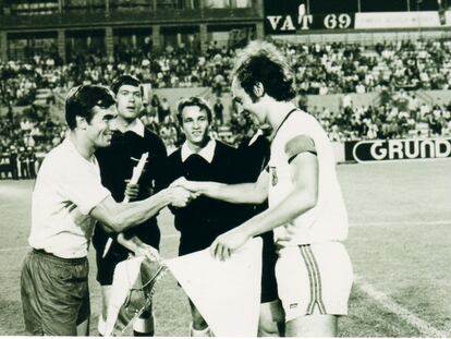 El excapitán de la UD Las Palmas, Antonio Afonso 'Tonono' (izda.) y el exfutbolista del Bayern, Franz Beckenbauer, en un partido amistoso en el Estadio Insular (Gran Canaria).