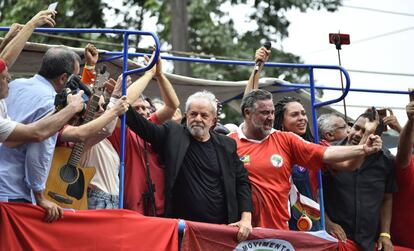 Lula discursa a apoiadores em São Bernardo do Campo, na Grande SP.