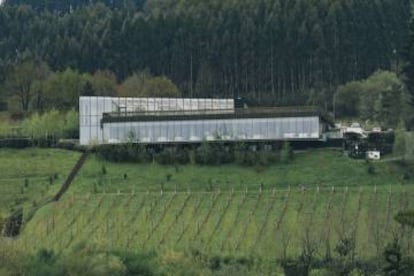 La silueta de cristal del restaurante en medio de campos y huertas.