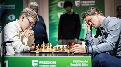 Carlsen, a la derecha, durante la partida que perdi el jueves ante el bielorruso Lazvik en el Mundial de Rpidas de Nueva York