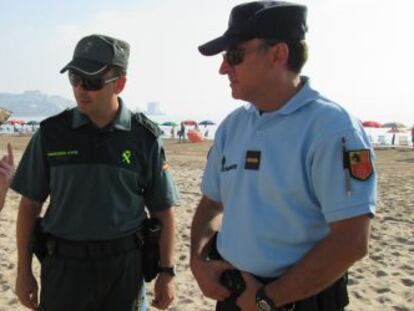 Dos agentes de la Gendarmer&iacute;a francesa y de la Guardia Civil.
