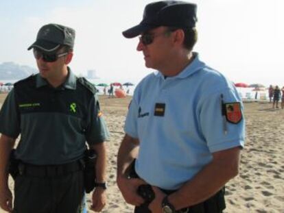 Dos agentes de la Gendarmería francesa y de la Guardia Civil.
