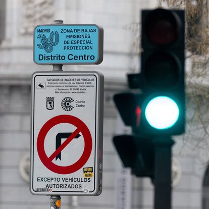 Una señalización de Zona de Bajas Emisiones de especial protección en el Distrito Centro, el 2 de enero.