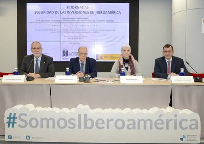 Inauguración de las jornadas (de izquierda a derecha): José Marqueño, presidente de la Unión Internacional del Notariado; Rafael Garranzo, director general para Iberoamérica y el Caribe, secretaría de estado de Cooperación Internacional y para Iberoamérica y el Caribe (ministerio de Asuntos Exteriores y Cooperación); María Andrea Alba, secretaria para la Cooperación Iberoamericana (SEGIB) y José Ángel Martínez Sanchiz, presidente del Consejo General del Notariado