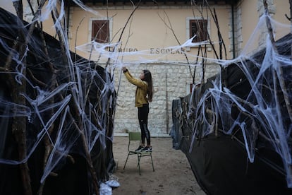 Luz Moratilla colocaba telarañas para el pasaje del terror en el colegio público de Villar del Olmo, el pasado miércoles. 