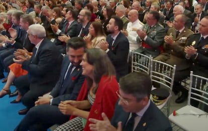 El portavoz del PP en la Asamblea de Madrid, Carlos Díaz-Pache, conversa con la portavoz de Más Madrid, Manuela Bergerot.