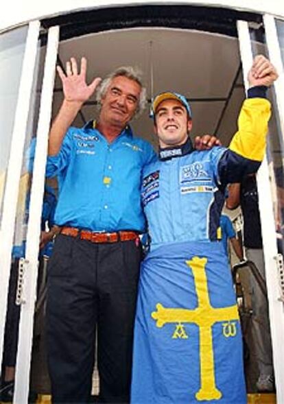 Flavio Briatore y Fernando Alonso, en Montmeló.