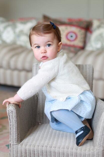 Para celebrar el primer aniversario de la princesa Carlota, Kate Middleton se volvió a poner tras el objetivo para retratar a su hija pequeña.
