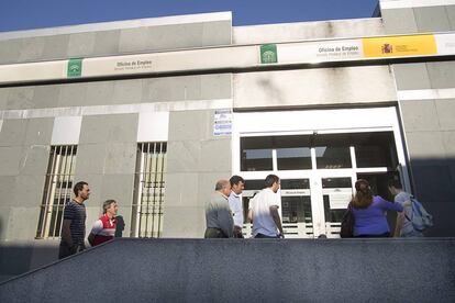 Cola en la puerta de una oficina de empleo de San&uacute;car la Mayor.
 