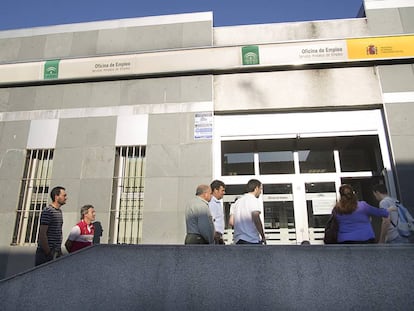 Cola en la puerta de una oficina de empleo de San&uacute;car la Mayor.
 