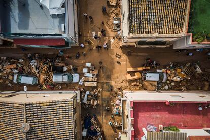 Vista aérea de una calle inundada en Paiporta, este sábado. 