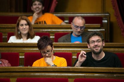 En segunda fila, Jessica Albiach; en la primera, a la derecha, Albano Dante Fachin, diputados de Catalunya si que es pot.