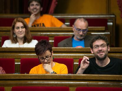 En segunda fila, Jessica Albiach; en la primera, a la derecha, Albano Dante Fachin, diputados de Catalunya si que es pot.