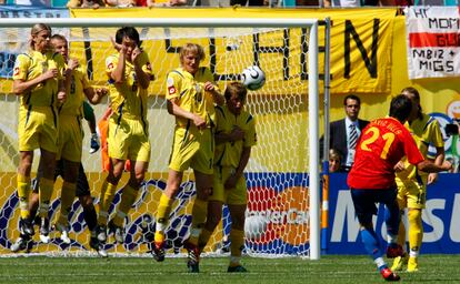 Villa lanza una falta que acabó en gol durante el debut mundialista contra Ucrania.