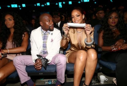 Floyd Mayweather y la cantante Rihanna en la ceremonia de los premios BET 2015 en junio en Los Ángeles, California.