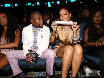 Floyd Mayweather y la cantante Rihanna en la ceremonia de los premios BET 2015 en junio en Los Ángeles, California.