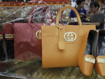 Bolsas e sapatos de imitação da Gucci.