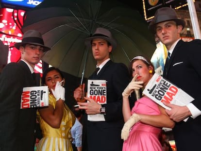 Modelos caracterizados durante el estreno de una de las temporadas de &#039;Mad Men&#039; en la pantalla gigante de Times Square, Nueva York. 