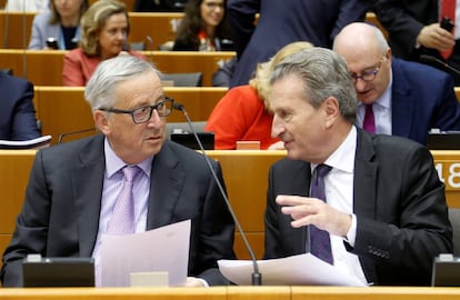 El presidente de la CE, Jean-Claude Juncker, y el comisario europeo de Presupuestos, Günther Oettinger. REUTERS/Francois Lenoir