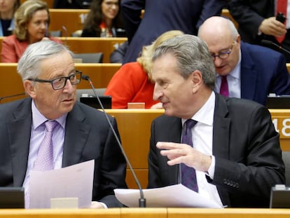 El presidente de la CE, Jean-Claude Juncker, y el comisario europeo de Presupuestos, Günther Oettinger. REUTERS/Francois Lenoir