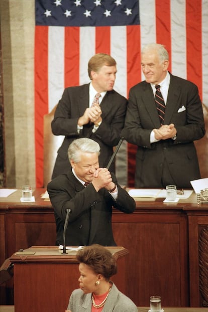 El presidente de Rusia, Borís Yeltsin, sedujo al Congreso con un encendido discurso que fue un verdadero manifiesto anticomunista. Era el 18 de junio de 1992. En él reclama de Estados Unidos el apoyo económico para Rusia. "El ídolo comunista se ha hundido para siempre", proclamó Yeltsin. En la imagen, el dirigente ruso hace una gesto de agradecimiento ante la ovación de los congresistas de EE UU.