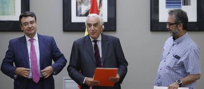 GRA115. MADRID, 31/08/2017.- El presidente del Consejo Económico y Social, Marcos Peña (c), árbitro designado por el Gobierno en el conflicto de los trabajadores de seguridad del aeropuerto del Prat de la empresa Eulen, durante el acto de entrega del laudo a los representantes de las partes implicadas en dicho conflicto, Emilio García Perulles (i), director Nacional de Eulen, y Juan Carlos Giménez (d), asesor del comité, hoy en la sede del CES, en Madrid. EFE/Emilio Naranjo