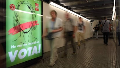 Uno de los carteles que pide ir a votar el 1 de octubre en el metro de Barcelona.