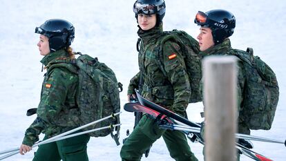 La princesa Leonor, en las pistas de Astún durante su instrucción militar en el Pirineo aragonés con sus compañeros de la Academia General Militar de Zaragoza, esta mañana.