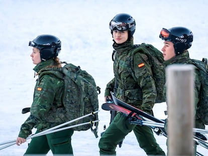 La princesa Leonor, en las pistas de Astún durante su instrucción militar en el Pirineo aragonés con sus compañeros de la Academia General Militar de Zaragoza, esta mañana.