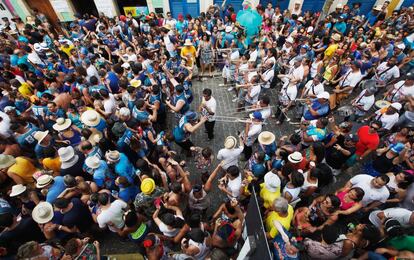 Una banda de música toca por las calles durante el carnaval en Recife (Brasil).