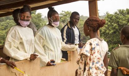 Control de la frontera entre Sierra Leona y Liberia para prevenir la expansión del ébola en Jendema.