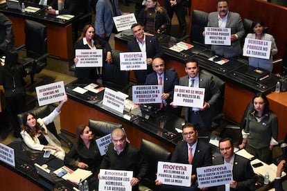 Diputados del PRI protestan en contra de Morena en el Senado, el 26 de junio.